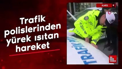 Kars'ta yolda kalan ailenin imdadına polis koştu