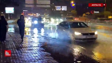 Antalya'da sağanak yağış etkili oldu