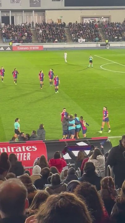 La celebración de Alexia Putellas en el Di Stéfano mientras corean su nombre en la grada