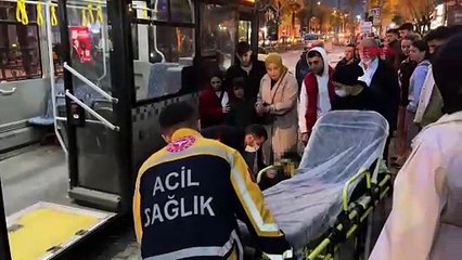 Otobüste tartıştığı Gülay K.'yı bacağından bıçakladı