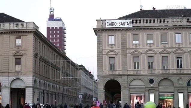 Calcio, Cairo: basta!!! : lo striscione contro il presidente granata