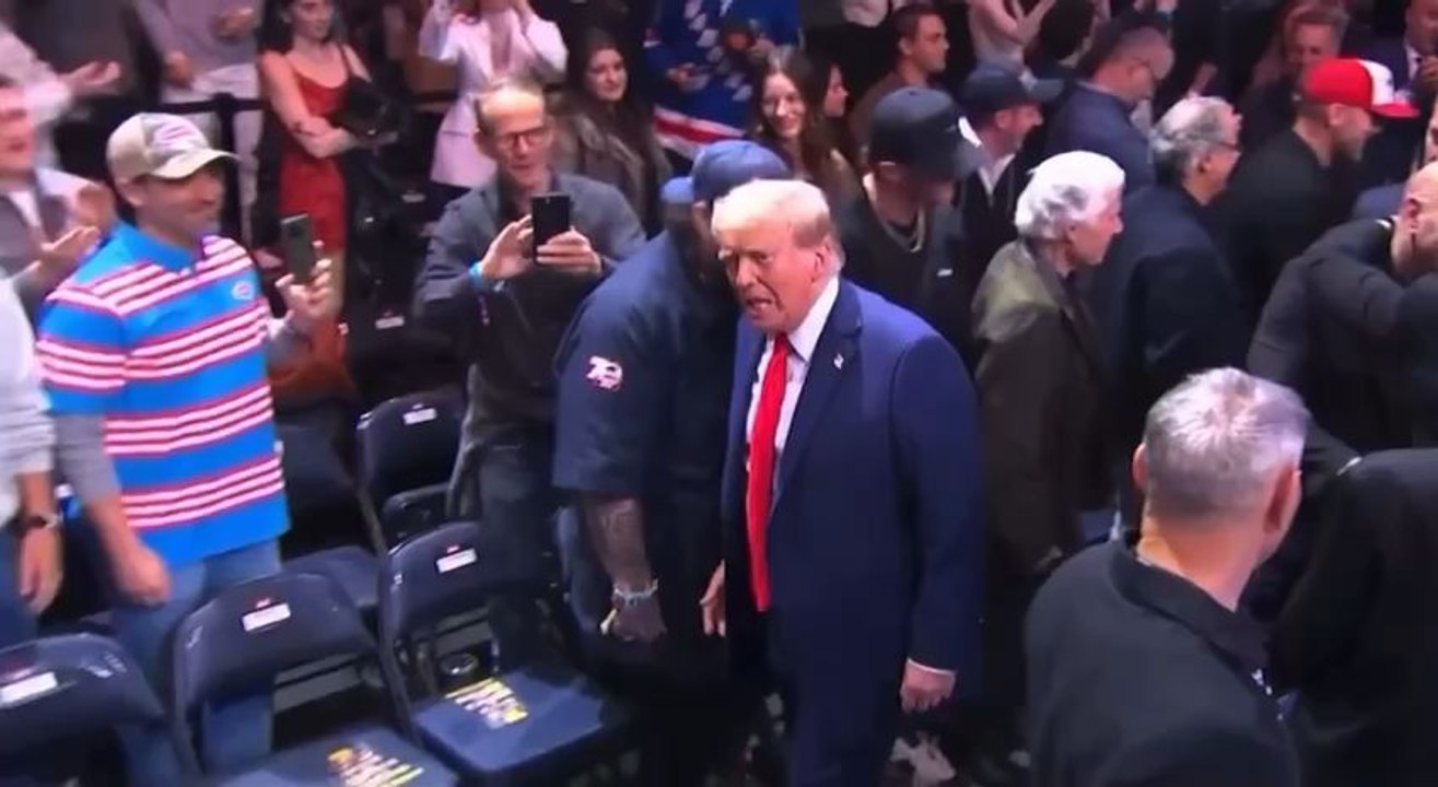 Trump ne fait que remporter la victoire. Regardez à quel point Trump est excité quand il voit Joe Rogan. Il s’agit d’un homme de 78 ans et il a l’air plus vif que jamais.