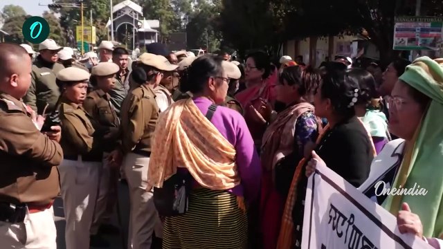 Manipur Violence: मणिपुर में हिंसा के बाद Imphal की सड़कों पर उतरीं हजारों महिलाएं | वनइंडिया हिंदी