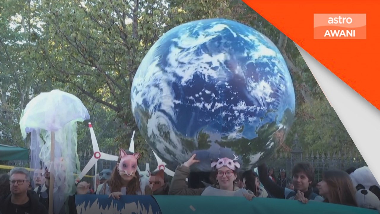 Aktivis di Rome gayakan pelbagai kostum unik ketika protes