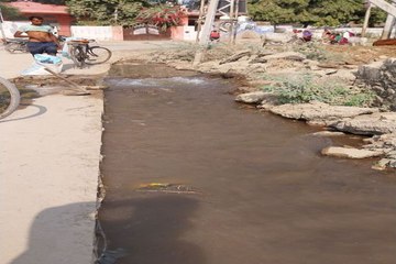 swm: पाइप फूटा, व्यर्थ बहता रहा पानी