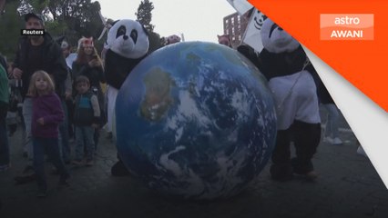 Aktivis di Rome gayakan pelbagai kostum unik ketika protes