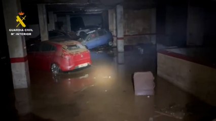 La Guardia Civil inspecciona garajes y sótanos inundados por la dana de Valencia