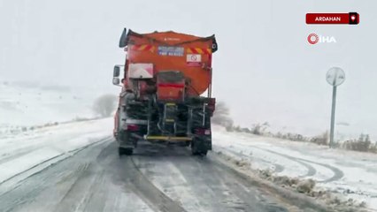 Ardahan'da kar yağışı sürücüleri zorluyor