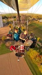 🥁 "Concert céleste : Emmanuel Legros et Cyrille Vallarcher jouent de la batterie à 1000 mètres d'altitude dans une montgolfière !" 🎈
