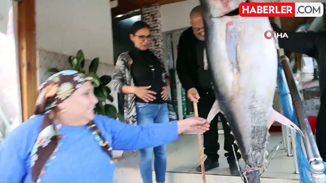 Adana'da Balıkçı, İnsan Boyunda Orkinos Yakaladı