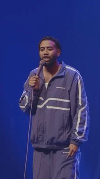 Élu étudiant le plus drôle de France en 2017, Nordine Ganso est aujourd’hui sur les planches du Palais des Glaces, à Paris, pour son spectacle : Violet