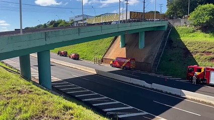 Vítima cai de viaduto na PRc-467 e é socorrida pelo Corpo de Bombeiros