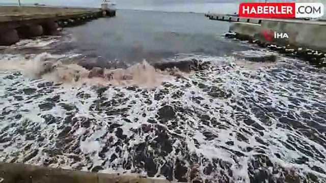 Tekirdağ Kıyılarında Poyraz Fırtınası Kızıl Yosunları Getirdi
