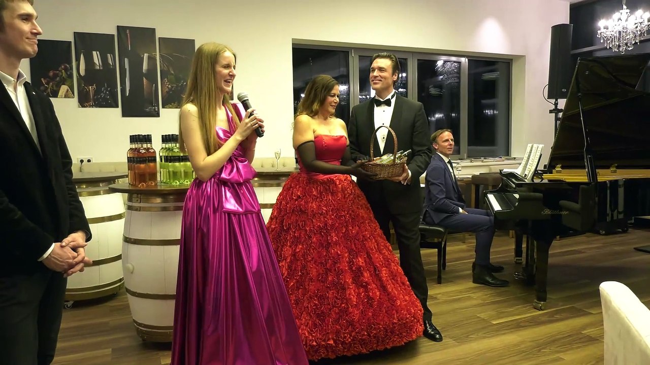 Der Singende Pfarrer, zwei Opernstars und die Weintaufe in der Domäne Baumgartner