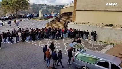 Quindicenne si impicca, i compagni di scuola accolgono la salma