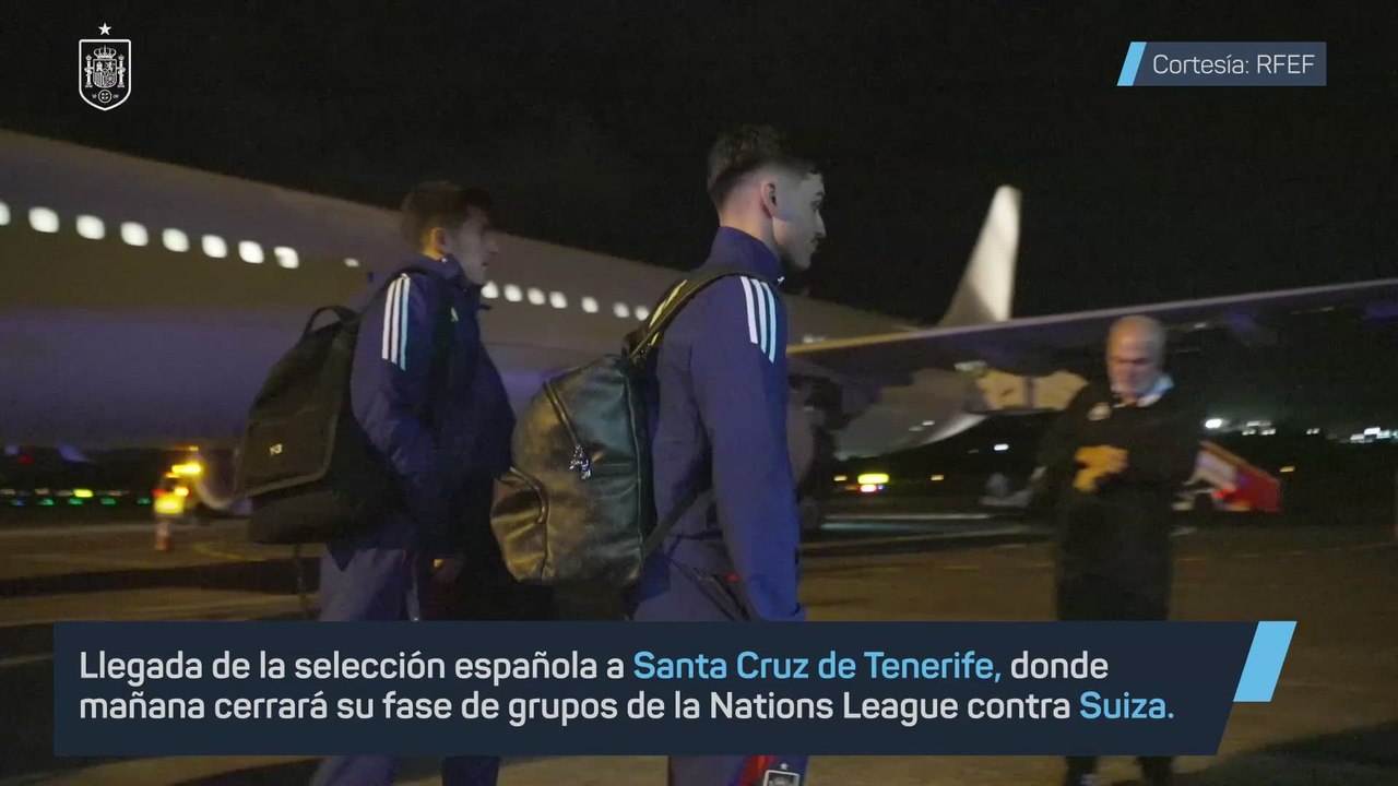 Pedri, el más aclamado en la llegada de España a Tenerife