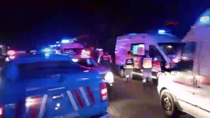 Kazaya müdahale eden polisler TIR'ın altında kaldı!