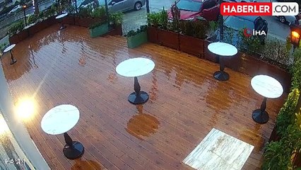 Mersin'de 13 Katlı Binaya Yıldırım Düştü
