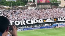 Torcida do Santos desvira a faixa aos 10 minutos, em homenagem ao Rei Pelé