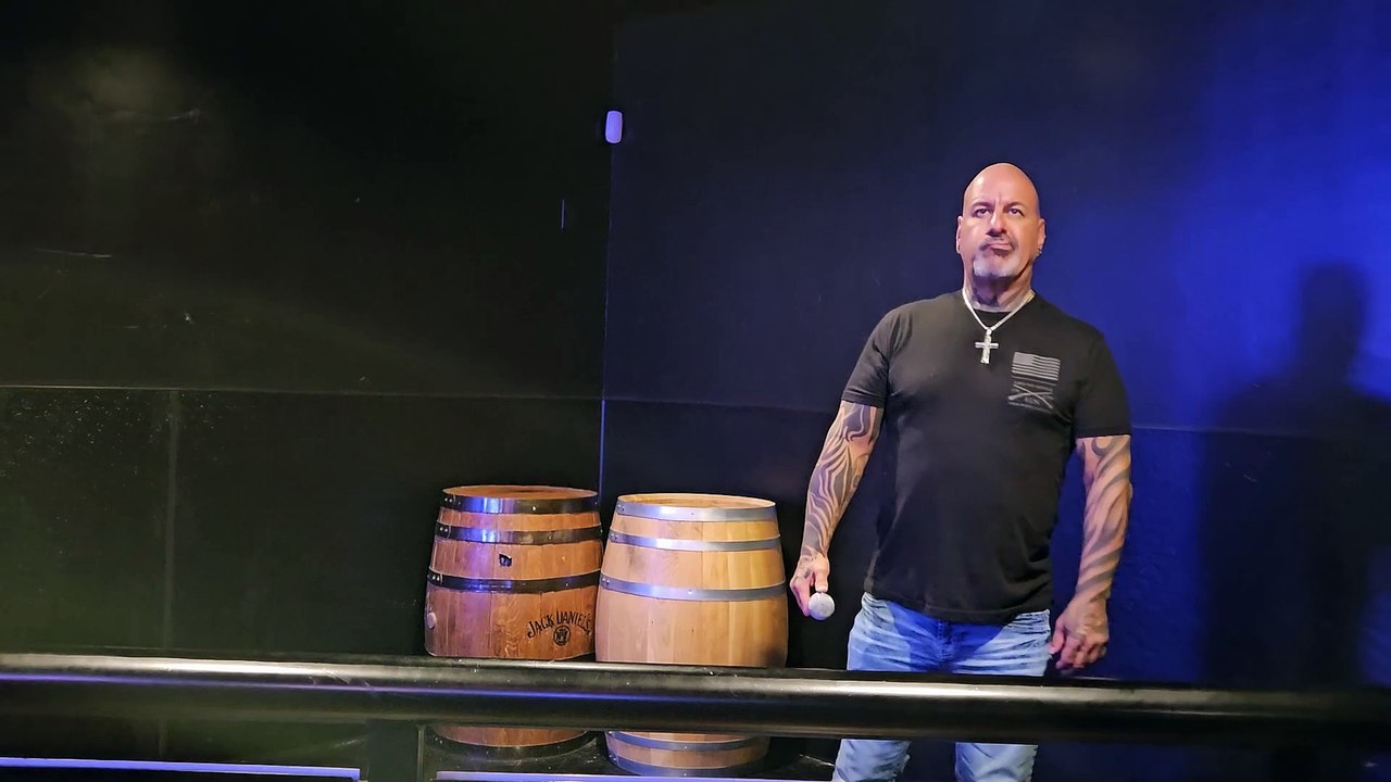 AC/DC - IT'S A LONG WAY TO THE TOP (IF YOU WANNA ROCK AND ROLL)