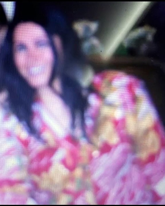 BEN ALIŞTIM ÇOK SEVMEYE HER KADINA BOYUN EĞMEYE DOSTSUN TÜRKÜ TUTARSIN KADIN SAZCI AŞIK NURAY ABLAM