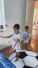 La emoción de estos niños al ver su habitación del Real Madrid