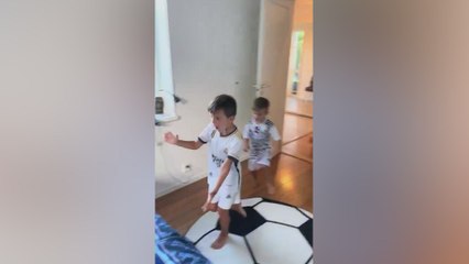 La emoción de estos niños al ver su habitación del Real Madrid