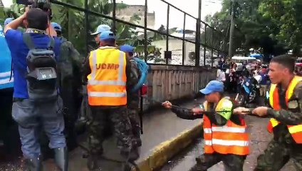 Amarran a hombre en supuesto estado de ebriedad que no queria ser rescatado en Río Choluteca