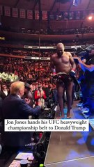 Legenda UFC Jon Jones Memberikan Sabuk Kejuaraan Kepada Presiden Terpilih AS Donald Trump Setelah Menang