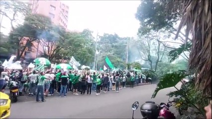 Banderazo de los hinchas verdolagas previo al Clásico