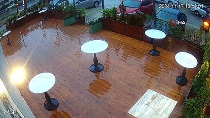 13 katlı binaya yıldırım düştü!