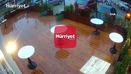 Mersin'de binaya yıldırım düştüğü anlar kamerada!