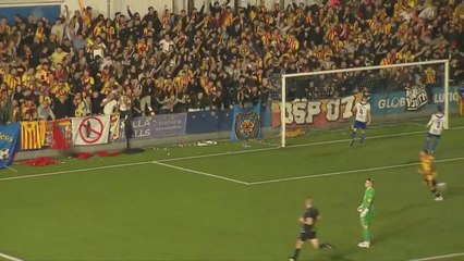 El momento en el que una grada se derrumba durante el derbi barcelonés de Segunda Federación