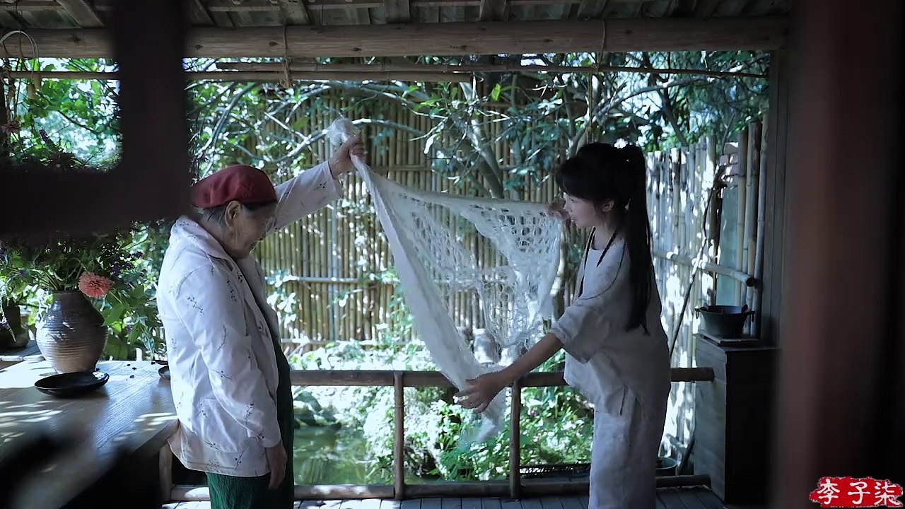 Dedicated to all those who know my name. I wanted to send a wish to everyone, so I sang this song; because I wanted to sing this song, I made a velvet flower blooming on Shu brocade; I wish every friend who sees this video to add icing on the cake, bloom