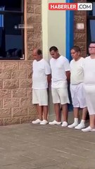 Yolsuzluğa karışan kamu görevlileri iç çamaşırlarıyla halkın önüne çıkarıldı