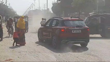 धूल-मिट्टी से सांस लेना मुश्किल, लोग परेशान; चित्रकूट मार्ग में सीवर लाइन के बाद सड़क कब बनेगी?