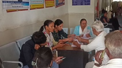 खंडवा मेडिकल कॉलेज में बुजुर्गों का आयुष्मान कार्ड बनाने की प्रक्रिया