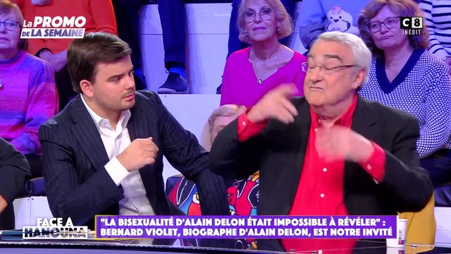 Le biographe Bernard Violet assure qu'un célèbre animateur télé se vante d'avoir eu une relation amoureuse avec Alain Delon