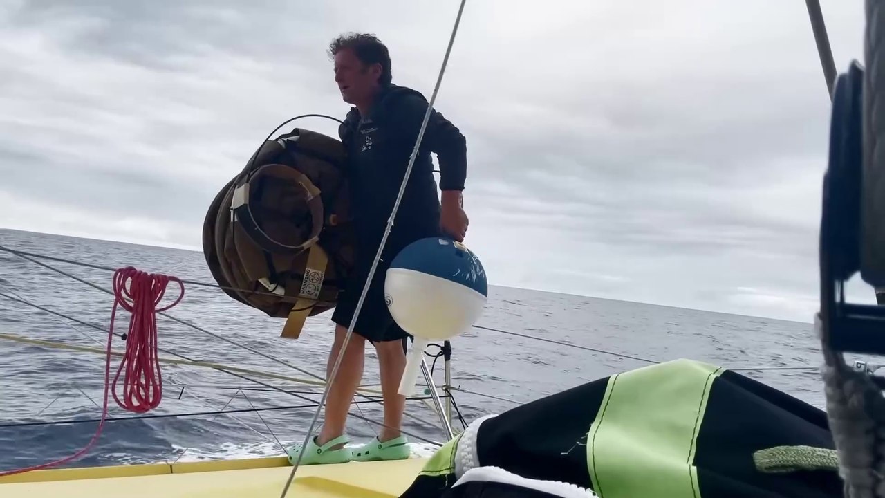 Vendée Globe 2024 - Arnaud Boissières / LA MIE CÂLINE lance sa bouée scientifique