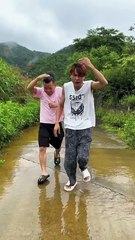 Flat Tire Chaos: Funny Women’s Hilarious Reactions! 😂🚗 #ComedyGold