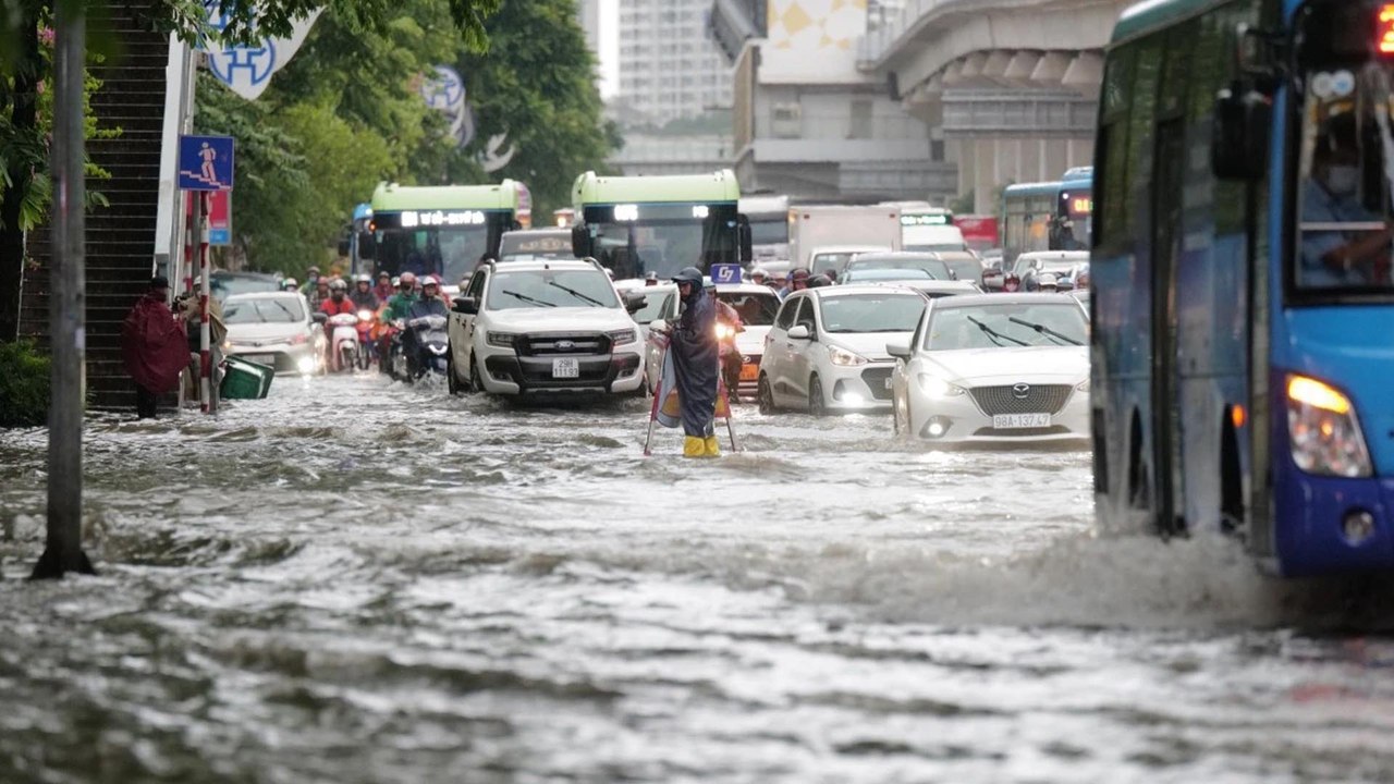 Chiều 18/11, Hà Nội có mưa lớn tại nhiều quận nội thành