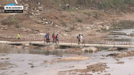 Un grupo de vecinos construye una pasarela con puertas en Picanya