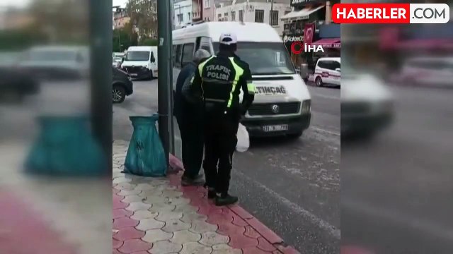 Yağmurda Islanan Görme Engelli Vatandaşı Minibüse Bindiren Polis Gönülleri Fethetti