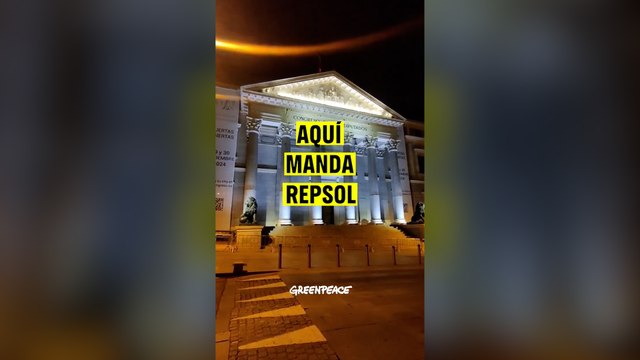 Elige “Aquí manda Repsol”: el mensaje que Greenpeace ha proyectado en el Congreso de los Diputados “Aquí manda Repsol”: el mensaje que Greenpeace ha proyectado en el Congreso de los Diputados