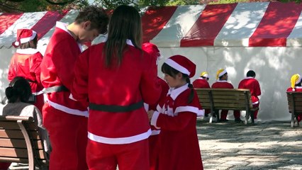 Tokyo'da Noel Babalar hasta çocuklar için para toplamak üzere buluştu