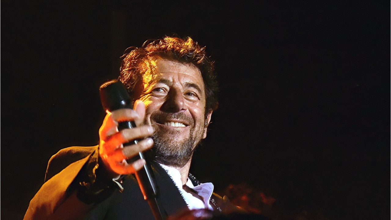 GALA VIDEO - Patrick Bruel : son concert surprise place des Grands Hommes pour les 35 ans du tube “Alors regarde”