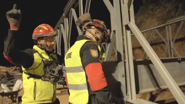 Los militares se afanan en construir puentes para restablecer la movilidad entre localidades tras la DANA