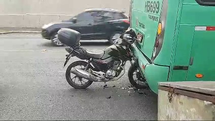 Policial fica ferido após 'encaixar' moto na traseira de ônibus
