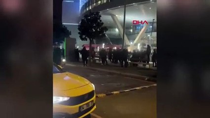 İstanbul'da AVM önünde ortalık karıştı