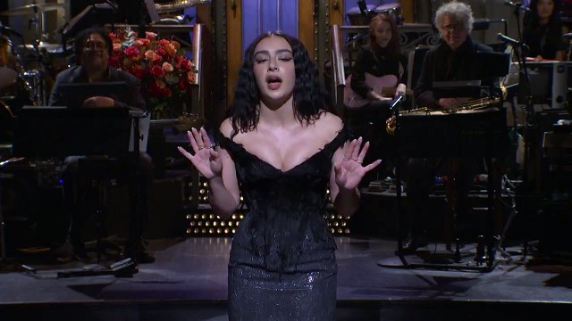 Charli XCX : i sing, i drink and i smoke - SNL monologue